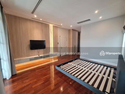 Narasiri Pattanakarn-Srinakarin, Bangkok, Thailand Narasiri Pattanakarn-Srinakarin, Bangkok, Thailand