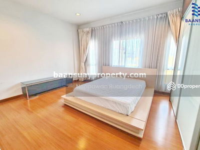 Kaset-Nawamin Road, near Nawamin City Avenue, Bangkok, Thailand Kaset-Nawamin Road, near Nawamin City Avenue, Bangkok, Thailand