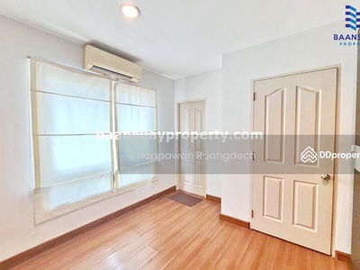 Kaset-Nawamin Road, near Nawamin City Avenue, Bangkok, Thailand Kaset-Nawamin Road, near Nawamin City Avenue, Bangkok, Thailand