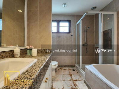 Townhouse in Secure Compound, Bangkok, Thailand Townhouse in Secure Compound, Bangkok, Thailand