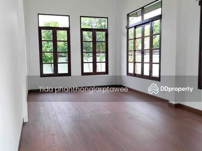 Srinakarin Pool, Bangkok, Thailand Srinakarin Pool, Bangkok, Thailand