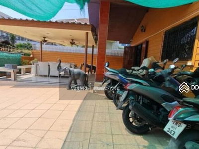 Food Mart (1.5 km.), Pattaya Park Night Market (1.5 km.), Chon Buri, Thailand Food Mart (1.5 km.), Pattaya Park Night Market (1.5 km.), Chon Buri, Thailand