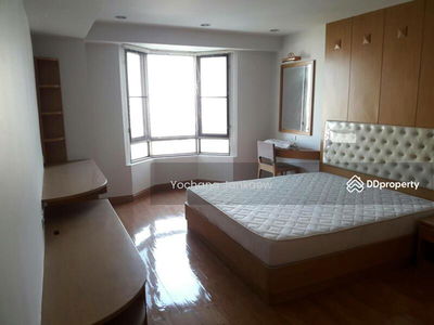 Royal Castle Sukhumvit, Bangkok, Thailand Royal Castle Sukhumvit, Bangkok, Thailand