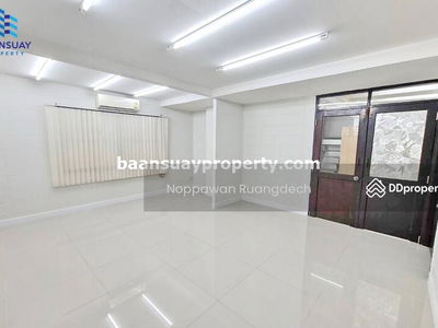 For rent, 2-story detached house, Rama 9 Road, near The Nine Mall, Bangkok., Thailand For rent, 2-story detached house, Rama 9 Road, near The Nine Mall, Bangkok., Thailand