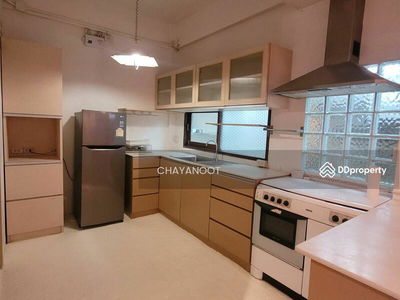 810 Soi Thararom 2, Khlong Tan Nuea Subdistrict, Watthana District, Bangkok, Bangkok, Thailand 810 Soi Thararom 2, Khlong Tan Nuea Subdistrict, Watthana District, Bangkok, Bangkok, Thailand