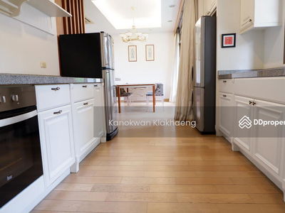 Narasiri Pattanakarn-Srinakarin, Bangkok, Thailand Narasiri Pattanakarn-Srinakarin, Bangkok, Thailand