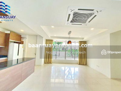 Seri Thai Road, near Chocolate Ville and the expressway, Bangkok, Thailand Seri Thai Road, near Chocolate Ville and the expressway, Bangkok, Thailand