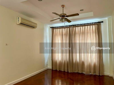 Narasiri Pattanakarn-Srinakarin, Bangkok, Thailand Narasiri Pattanakarn-Srinakarin, Bangkok, Thailand