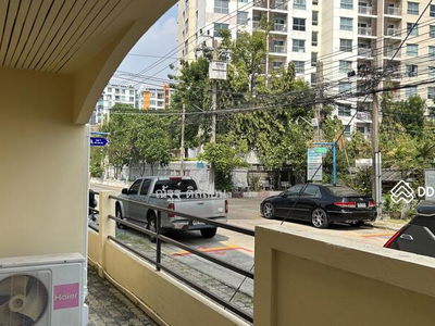 Maneeya Ville, Bangkok, Thailand Maneeya Ville, Bangkok, Thailand