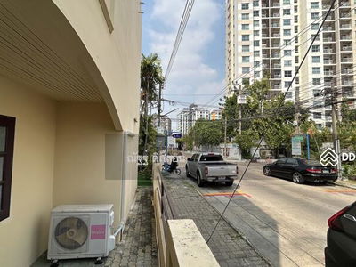 Maneeya Ville, Bangkok, Thailand Maneeya Ville, Bangkok, Thailand