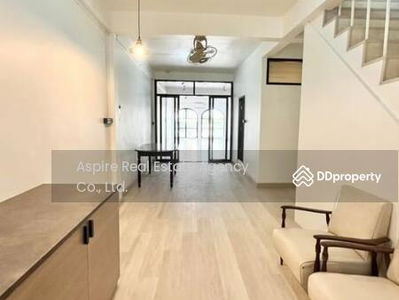 Home office/townhome 4 floors, Bangkok, Thailand Home office/townhome 4 floors, Bangkok, Thailand