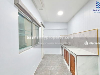 Chaloem Phrakiat Rama 9 Road, near Paradise Park, Bangkok, Thailand Chaloem Phrakiat Rama 9 Road, near Paradise Park, Bangkok, Thailand