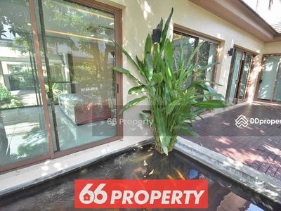 Narasiri Phatthanakan-Srinakarin, Bangkok, Thailand Narasiri Phatthanakan-Srinakarin, Bangkok, Thailand