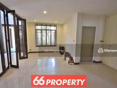 Narasiri Phatthanakan-Srinakarin, Bangkok, Thailand Narasiri Phatthanakan-Srinakarin, Bangkok, Thailand