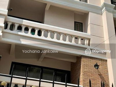 Spacious 4-Br Townhouse near BTS Nana, Bangkok, Thailand Spacious 4-Br Townhouse near BTS Nana, Bangkok, Thailand