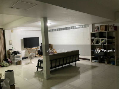 Single house behind The Ninth Mall, Seri Village, 100 sq m, 2 floors, 5 bedrooms, 3 bathrooms, good location, suitable for an office, residence, home office, Bangkok., Thailand Single house behind The Ninth Mall, Seri Village, 100 sq m, 2 floors, 5 bedrooms, 3 bathrooms, good location, suitable for an office, residence, home office, Bangkok., Thailand