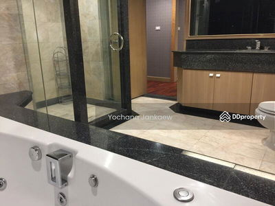 Lake Avenue Sukhumvit 16, Bangkok, Thailand Lake Avenue Sukhumvit 16, Bangkok, Thailand