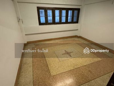 Commercial building near MRT Rama 9, Bangkok, Thailand Commercial building near MRT Rama 9, Bangkok, Thailand