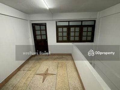 Commercial building near MRT Rama 9, Bangkok, Thailand Commercial building near MRT Rama 9, Bangkok, Thailand