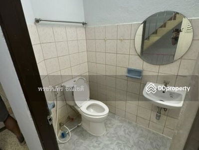 Commercial building near MRT Rama 9, Bangkok, Thailand Commercial building near MRT Rama 9, Bangkok, Thailand