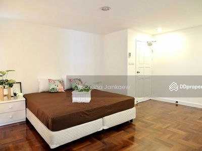 Large 5-Br Townhouse near BTS Chong Nonsi, Bangkok, Thailand Large 5-Br Townhouse near BTS Chong Nonsi, Bangkok, Thailand