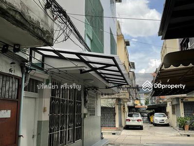 Townhouse 3 floors, 2 bedrooms, 2 bathrooms. Air conditioning in every room with a newly renovated living room on Chan Kao Road. (Soi Amorn) off Soi Suan Phul, Bangkok, Thailand Townhouse 3 floors, 2 bedrooms, 2 bathrooms. Air conditioning in every room with a newly renovated living room on Chan Kao Road. (Soi Amorn) off Soi Suan Phul, Bangkok, Thailand