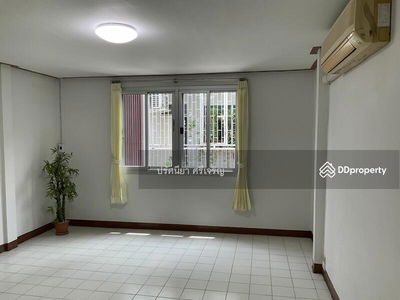 Townhouse 3 floors, 2 bedrooms, 2 bathrooms. Air conditioning in every room with a newly renovated living room on Chan Kao Road. (Soi Amorn) off Soi Suan Phul, Bangkok, Thailand Townhouse 3 floors, 2 bedrooms, 2 bathrooms. Air conditioning in every room with a newly renovated living room on Chan Kao Road. (Soi Amorn) off Soi Suan Phul, Bangkok, Thailand