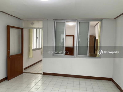 Townhouse 3 floors, 2 bedrooms, 2 bathrooms. Air conditioning in every room with a newly renovated living room on Chan Kao Road. (Soi Amorn) off Soi Suan Phul, Bangkok, Thailand Townhouse 3 floors, 2 bedrooms, 2 bathrooms. Air conditioning in every room with a newly renovated living room on Chan Kao Road. (Soi Amorn) off Soi Suan Phul, Bangkok, Thailand