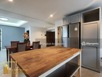 Royal Castle Sukhumvit, Bangkok, Thailand Royal Castle Sukhumvit, Bangkok, Thailand