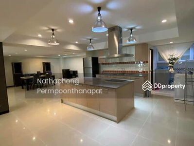 Royal Castle Sukhumvit, Bangkok, Thailand Royal Castle Sukhumvit, Bangkok, Thailand