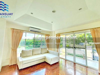 On Nut Road, Lat Krabang intersection, near Robinson Lat Krabang & Patio Mall, Bangkok, Thailand On Nut Road, Lat Krabang intersection, near Robinson Lat Krabang & Patio Mall, Bangkok, Thailand