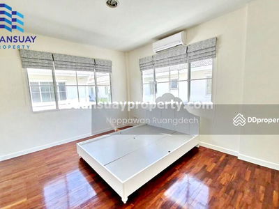 On Nut Road, Lat Krabang intersection, near Robinson Lat Krabang & Patio Mall, Bangkok, Thailand On Nut Road, Lat Krabang intersection, near Robinson Lat Krabang & Patio Mall, Bangkok, Thailand