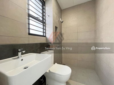 Robin @ Rimbayu, Malaysia Robin @ Rimbayu, Malaysia