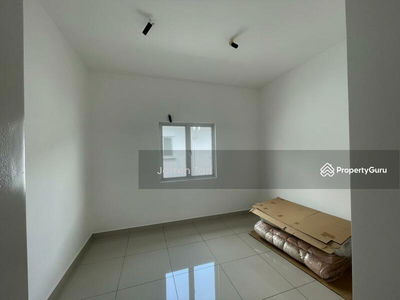 Robin @ Rimbayu, Malaysia Robin @ Rimbayu, Malaysia